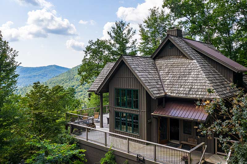This is a cabin in Cashiers in the mountains with a beautiful mountain view
